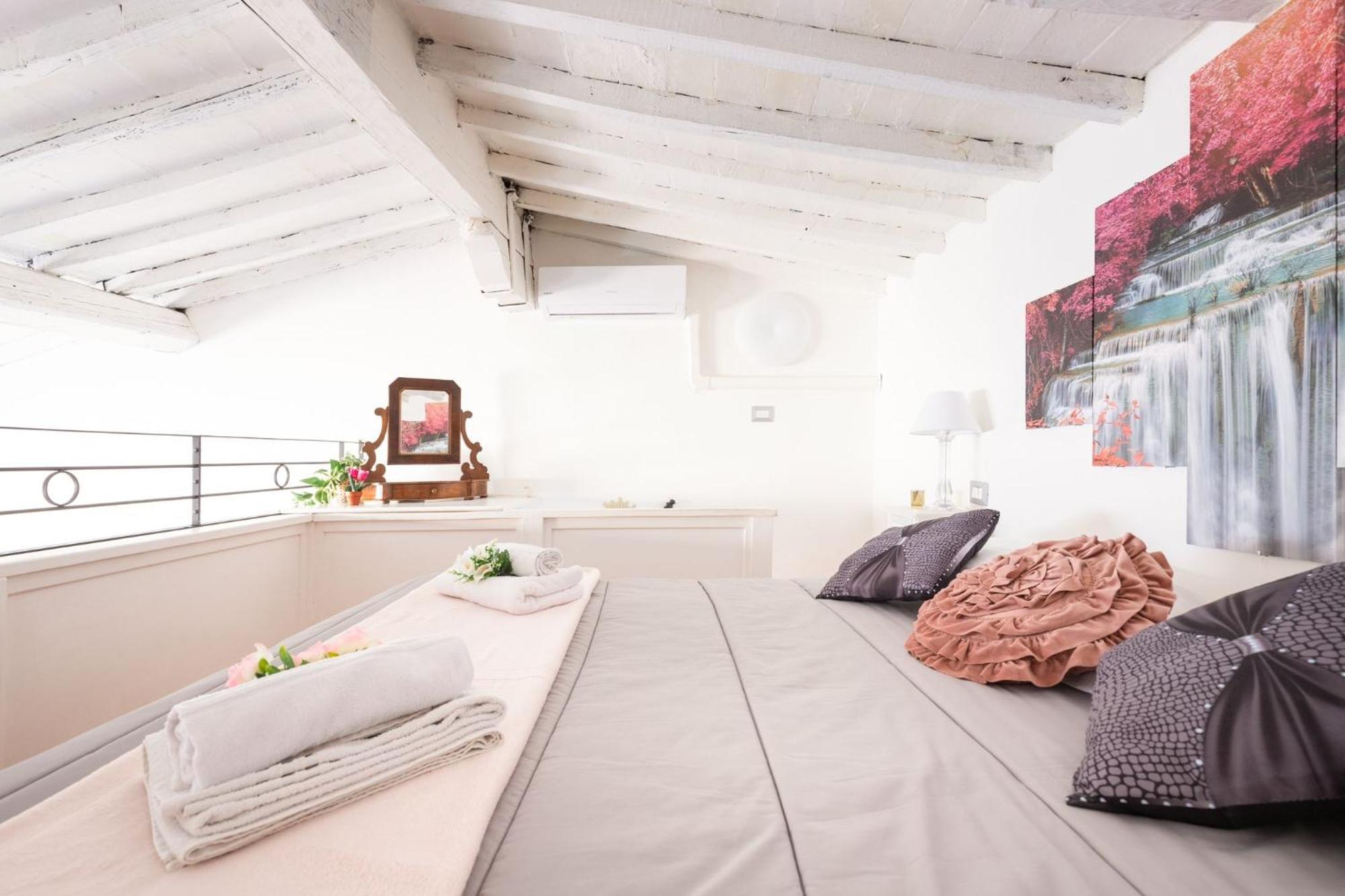Apartamento Loft Overlooking The Rooftops In Santa Croce Florencia